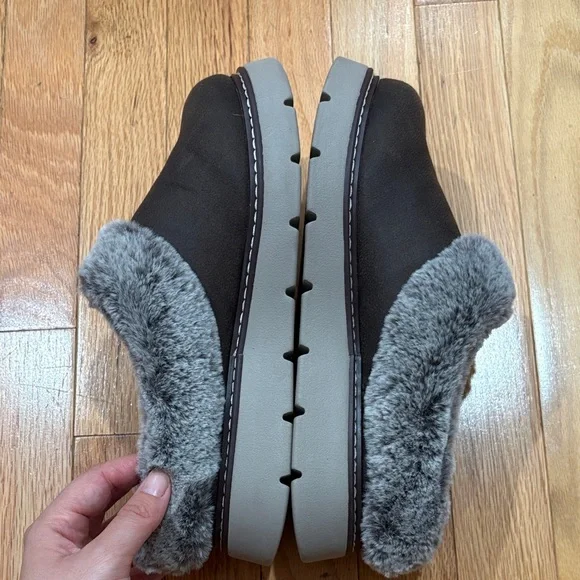 NWOT Bobs For Skechers Chocolate Faux Fur Slippers - Picture 5 of 9